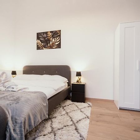 Modelia Apartment At Gellert Square Budapest Exterior photo