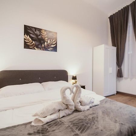 Modelia Apartment At Gellert Square Budapest Exterior photo